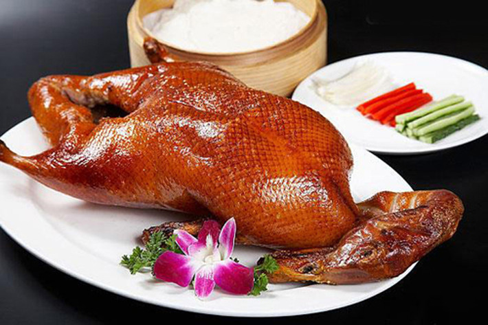 Bắc Kinh. Ngoài các món ăn đường phố khu vực Vương Phủ Tỉnh – nơi được mệnh danh chưa bao giờ ngủ, Bắc Kinh còn “ghi điểm” trong lòng thực khách với tuyệt chiêu vịt quay. Món ăn hấp dẫn người thưởng thức bằng hương vị đặc biệt, vẻ ngoài vàng ươm, giòn rụm song bên trong vẫn giữ được độ dai, ngọt lành trong từng thớ thịt.