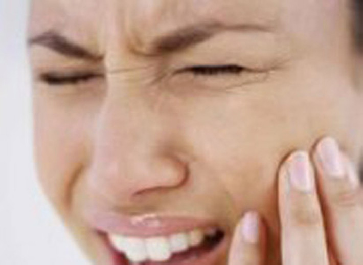Nhiều người mắc ung thư miệng cho biết họ có cảm giác đau ở lưỡi khi nhai, nuốt thức ăn. Tình trạng này thường diễn ra khi bệnh đã phát triển sang giai đoạn sau. Thậm chí, khi tế bào ung thư tấn công các dây thần kinh trên lưỡi, nó có thể ảnh hưởng đến giọng nói của người bệnh.