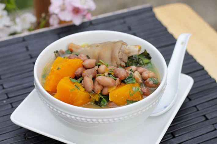 Móng giò hầm lạc, bí đỏ. Món ăn khá hợp cho những ngày mùa thu dịu mát. Kết hợp cảm giác bùi bùi của lạc và ngọt mát của bí đỏ, móng giò không chỉ ngon miệng mà còn có tác dụng bổ huyết, thông sữa cực tốt cho các bà mẹ sau sinh.