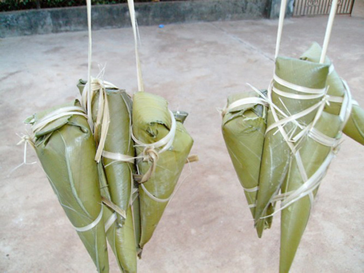 Cooc mò. Cooc mò có nghĩa là sừng bò, cái tên lạ lùng bắt nguồn từ hình dáng đặc biệt, có chóp nhọn giống như chiếc sừng bò. Bánh là đặc sản, món truyền thống không thể thiếu trong dịp đầy tháng, thôi nôi của người Tày vùng Võ Nhai, Thái Nguyên.