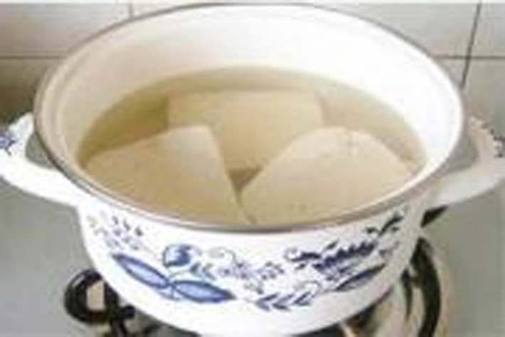 Đậu phụ mua về nên luộc sơ trong nước sôi có nêm chút muối, trút ra rổ để ráo nước sẽ trở nên mềm mại và tươi hơn.