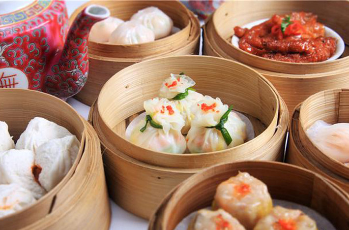 Bên cạnh vịt quay, người Bắc Kinh còn tự hào về các món mì, bánh bao, bánh hấp nóng hổi với lớp bột mỏng tang cùng phần nhân đa dạng, vô cùng tinh tế.