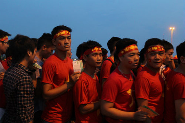 Hầu hết các cổ động viên đều khoác trên mình chiếc áo cờ đỏ sao vàng, cả sân vận động Mỹ Đình ngập tràn một màu đỏ rực.