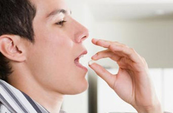 Tận dụng natri clodronate. Natri clodronate là loại thuốc theo toa được giới nghiên cứu nước Anh khẳng định có khả năng ngăn ngừa sự di căn của ung thư tiền liệt tuyến đến xương – một trong những vị trí đầu tiên chúng “hỏi thăm” đến. Thuốc có tác dụng tốt nhất khi uống trước thời điểm ăn sáng.