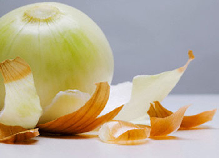 Hành tây. Ngoài tác dụng tăng cường hương vị cho món ăn, hành tây còn chứa nhiều quercetin – một loại polyphenol. Khi đi vào cơ thể, chất này tác động làm chậm sự tăng trưởng của tế bào ung thư gan.