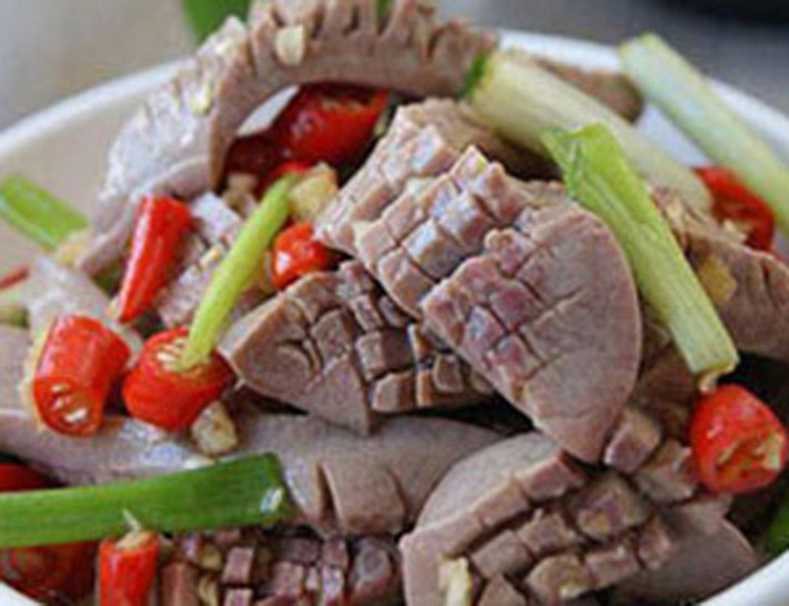 Bầu dục trộn cay. Nếu không hứng thú với các món nóng hổi, chị em có thể đổi món với bầu dục trộn cay. Khi thưởng thức, vị cay cay nơi đầu lưỡi cùng cảm giác giòn giòn hấp dẫn từ bầu dục sẽ nhanh chóng “hớp hồn” người ăn. Đặc biệt, bầu dục trộn cay được xem là cách bổ sung sắt khá hiệu quả cho các thành viên trong gia đình.
