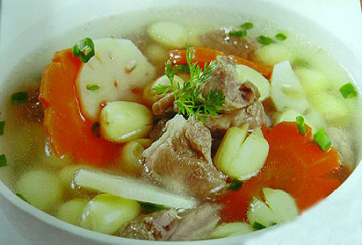 Ngoài ra, mùa thu còn rất hợp để thưởng thức món móng giò hầm hạt sen.