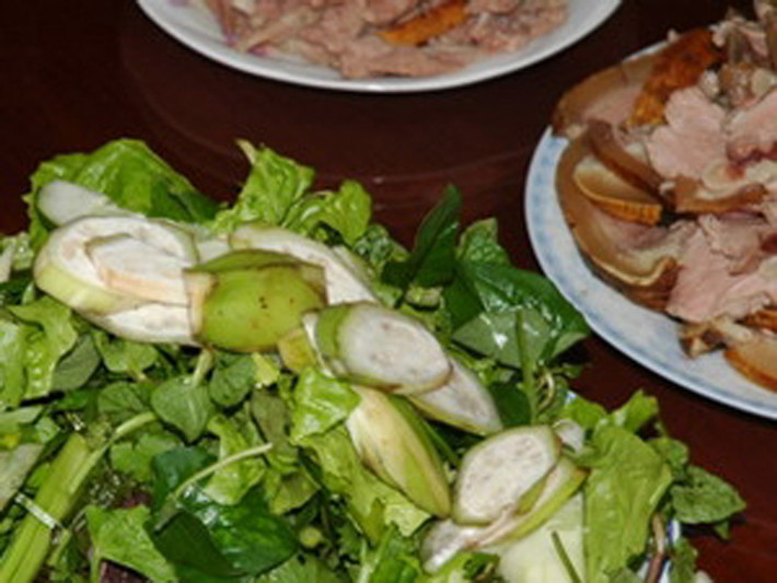 Miếng thịt đạt chuẩn khi chín tái, hồng hào chứ không đen thui. Thịt tuyệt ngon khi ăn cùng chuối xanh, rau ngổ chấm với tương làm từ đậu, ngô, gừng băm và thêm chút đường.