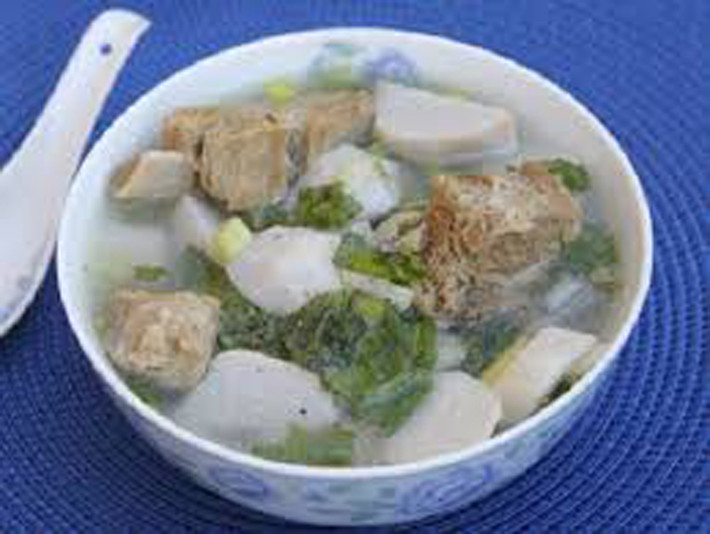 Hoặc món móng giò nấu khoai sọ.