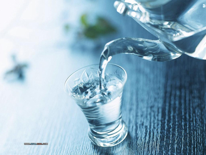 Nước. Nước không phải là một chất dinh dưỡng song nó đóng vai trò quan trọng trong việc duy trì sức khỏe cơ thể. Bên cạnh thói quen lười uống nước, người già còn chịu tác động của các loại thuốc khiến quá trình mất nước diễn ra mạnh hơn. Các chuyên gia khuyên nên uống 3 – 5 ly nước lớn mỗi ngày. Một dấu hiệu dễ nhận thấy cơ thể có thiếu nước hay không là màu của nước tiểu thải ra. Một cơ thể bình thường, nước tiểu có màu vàng nhạt. Trường hợp chuyển màu vàng sáng, tối sậm cần sớm bổ sung thêm nước.
