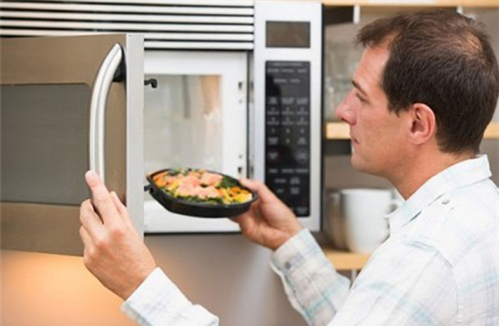 Rau hâm lại nhiều lần. Rau hâm đi hâm lại nhiều lần sẽ làm mất đi lượng lớn vitamin, ăn vào không có lợi, thậm chí còn gây hại.