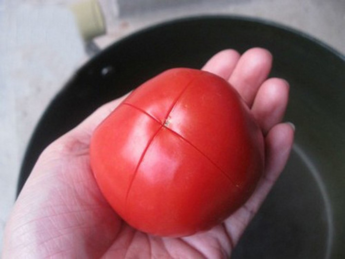 Tận dụng nước sôi để bóc cà chua dễ dàng. Để bóc vỏ cà chua, chị em chỉ cần dùng dao khứa nhẹ một hình chữ thập, nhúng vào nước sôi khoảng 30 giây. Tiếp đó, cho cà chua vào ngâm trong một bát nước lạnh rồi nhẹ nhàng tách vỏ.