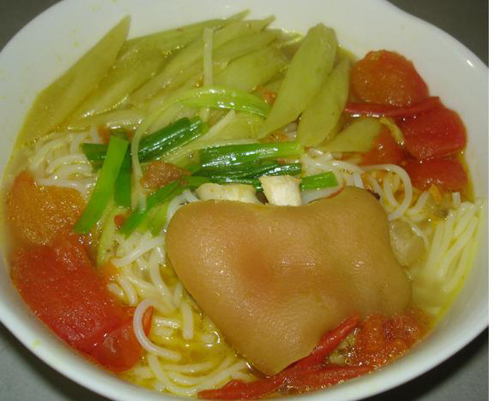 Bún móng giò dọc mùng. Sự hấp dẫn của bún móng giò đến từ phần thịt luộc vừa tầm, chắc và không ngấy. Ngoài ra, món ăn ngon còn nhờ phần mọc mềm mại, nước dùng ngọt lừ nêm gia vị đậm đà, vừa vặn.