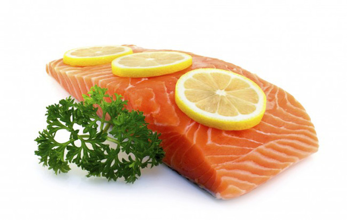 Chất béo Omega-3. Hấp thu lượng axit béo omega – 3 vừa phải giúp cơ thể tăng khả năng ngừa viêm khớp, giảm các cơn đau do viêm khớp gây ra. Nhìn chung, omega – 3 khá dồi dào trong các thực phẩm như cá hồi, cá trích và cá ngừ.