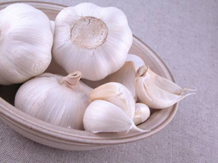 Đặc biệt, dưỡng chất trong tỏi sống còn có tác dụng giảm độ dính của các tiểu cầu máu khiến quá trình lưu thông diễn ra tốt hơn. Tuy nhiên, việc lạm dụng chúng không mang lại tác dụng như mong đợi. Bạn chỉ nên tiêu thụ 1/2 – 1g tỏi mỗi ngày mà thôi. Trong khi đó, dùng gừng để pha trà hoặc tăng cường hương vị cho món ăn cũng mang lại tác dụng tích cực.