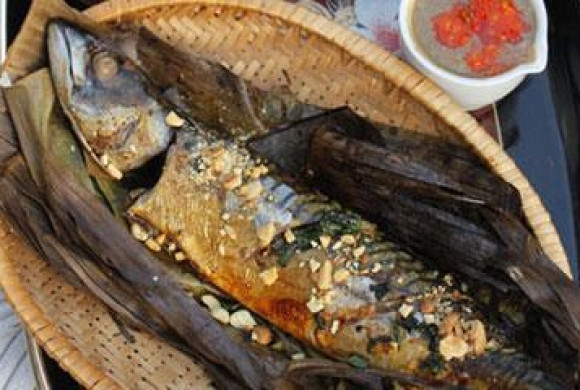 Cá nướng úp chậu tuyệt ngon khi thưởng thức cùng nước chấm pha gừng vừa cay vừa bùi, phảng phất mùi rơm nếp, lá chuối trong cái rét ngọt đầu xuân.