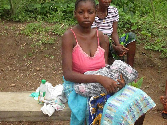 Từ năm 2003, khi cuộc nội chiến kết thúc. Liberia vấp phải nhiều vấn đề xã hội nan giải. Trong số đó, lượng nam giới bị thất nghiệp tăng cao. Họ không còn thiết tha với các giá trị truyền thống. Tình trạng này khiến mô hình gia đình với người mẹ đơn thân nuôi con ngày càng nhiều hơn. Đặc biệt, Bomi County gần Monrovia - khu vực bị ảnh hưởng nhiều bởi các cuộc chiến tranh dân sự có tới 75% gia đình chỉ có mẹ nuôi con.