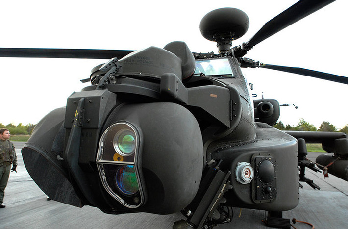 Trực thăng chiến đấu hàng khủng Boeing AH-64 Apache được trang bị hệ thống quan sát tạo ảnh nhiệt.