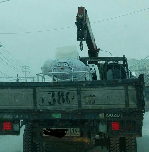 Chiếc túi trắng mang một “khuôn mặt” hoảng hốt, bị trói và bắt lên xe