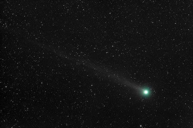 Sao chổi Lovejoy "nhả" rượu: Được phát hiện năm 2014, sao chổi Lovejoy còn có tên gọi chính thức là C/2014 Q2 đã tới gần Mặt Trời vào tháng 1/2015. Trong hành trình trên, sao chổi này đã "nhả" một lượng chất lỏng với tỷ lệ 20 tấn/giây mà các nhà khoa học có thể quan sát được. Theo một nhóm các nhà thiên văn học ở châu Âu, sao chổi Lovejoy đã tạo ra một đám mây chứa rượu, đường và 19 phân tử hữu cơ khác. Nhà vật lý thiên văn Nicolas Biver nhận định với NASA vào lúc cao điểm, sao chổi Lovejoy đã "nhả" ra một lượng rượu bằng ít nhất 500 chai rượu vang/giây.