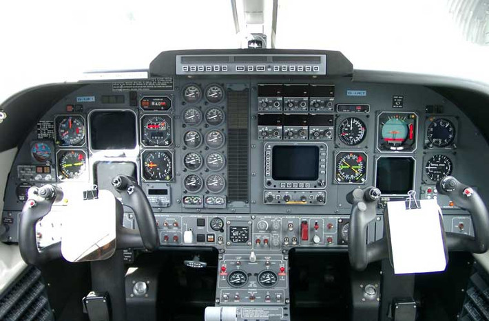 Cận cảnh buồng lái tương đối hiện đại của P.180 Avanti II.