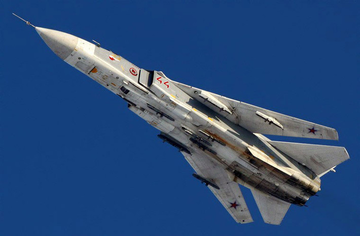 Mẫu máy bay cánh cụp cánh xòe cuối cùng của Sukhoi là cường kích hạng nặng Su-24 được giới thiệu sau Su-17 không lâu. Su-24 dùng kiểu cánh cụp cánh xòe gần giống với Su-22 với một đoạn nhỏ gắn cố định, phần còn lại có thể di chuyển 4 góc khác nhau: 16° để cất cánh và hạ cánh, 35° và 45° cho bay tuần tiễu tại những độ cao khác nhau, và 69° cho tỷ lệ tối thiểu giữa cánh và diện tích cho sự lao tới ở độ cao thấp. Thiết kế này cho phép Su-24 cất hạ cánh đường băng ngắn hoàn hảo, bay thấp tốc độ cao cực tốt.