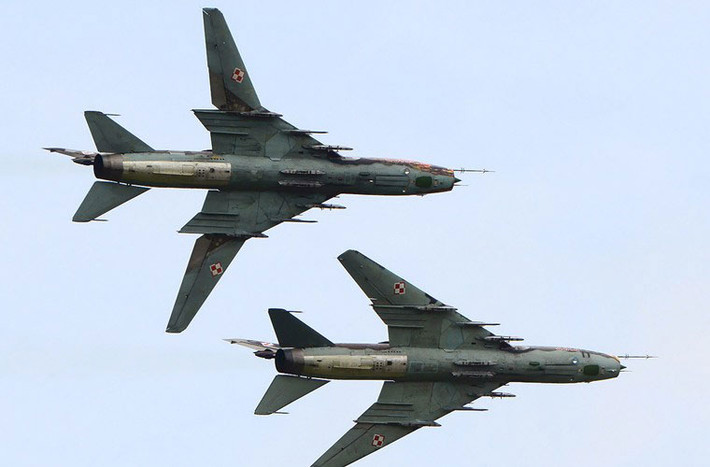 Ở Liên Xô (Nga), nếu như OKB MiG có đại diện MiG-23/27 thì OKB Sukhoi có 2 mẫu máy bay cánh cụp cánh xòe thành công Su-17/22 và Su-24. Trong đó, mẫu máy bay cường kích Su-17 được phát triển dựa trên Su-7 với kiểu cánh cụp cánh xòe một phần – nghĩa là chỉ có một đoạn cánh ngoài có thể xòe ra hoặc cụp vào theo góc 28-45-63 độ tạo với thân. Dẫu vậy, máy bay Su-27 vẫn có khả năng thao diễn tốt ở tốc độ thấp, cự ly cất hạ cánh giảm xuống, và mang được vũ khí hạng nặng.