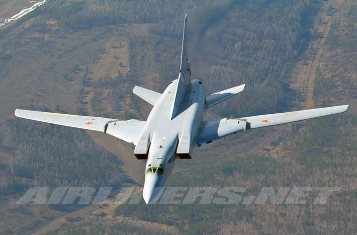 Tu-22M3 là một trong 2 mẫu máy bay ném bom chiến lược dùng kiểu cánh cụp cánh xòe do Cục thiết kế Tupolev phát triển cho Không quân Liên Xô (hiện là Nga). Cánh của Tu-22M3 có thể tạo góc với thân từ 20 đến 65 độ (tương đương với sải cánh 34,28-23,30m), cho phép máy bay cất cánh đường băng ngắn, tốc độ bay tiết kiệm nhiên liệu hiệu quả, duy trì tốc độ cao tốt, khả năng bay thấp tốc độ cao.