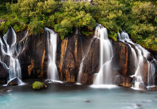 Những thác nước hùng vĩ là một trong những hình ảnh biểu tượng nhất của Iceland. Trong hình là thác Hraunfossar, với vô vàn những dòng nước nhỏ chảy qua các tầng dung nham lởm chởm được tạo ra khi một ngọn núi lửa phun trào dưới dòng sông băng, cộng với màu xanh mướt trên các bờ đá dựng nên khung cảnh thần tiên.