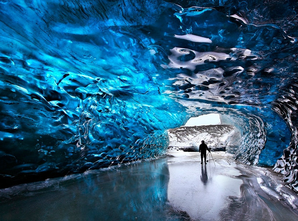 Vườn quốc gia Vatnajökull (ảnh) trải dài trên diện tích 14.200 km2, là công viên quốc gia lớn thứ hai của châu Âu. Vườn quốc gia này cũng bao gồm cả khu bảo tồn Skaftafell nổi tiếng với các hang động đá hình thành một cách ngoạn mục.