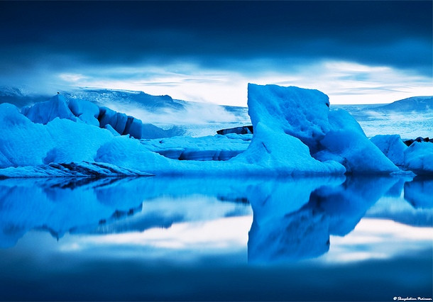 Một hình ảnh nổi bật khác của Iceland là những tảng băng và sông băng. Trong hình là Jökulsárlón, một hồ băng lớn ở đông nam Iceland. Với độ sâu trên 248m, nó là hồ sâu nhất của quốc gia này.