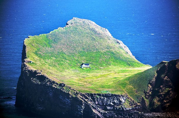 Đến với vùng nông thôn Iceland, bạn chắc chắn không thể rời mắt khỏi những ngôi nhà tách biệt trên nền vách đá màu xanh lá cây tuyệt đẹp như thế này.
