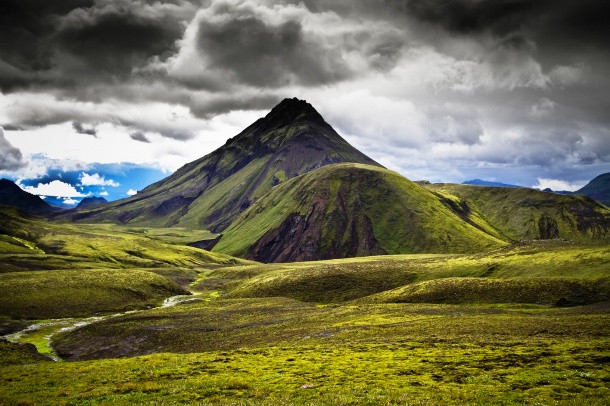 Nhìn từ góc độ địa chất, Iceland là một quốc gia còn tương đối trẻ. Quốc gia này được cho là hình thành chỉ khoảng 16-18 triệu năm trước.
