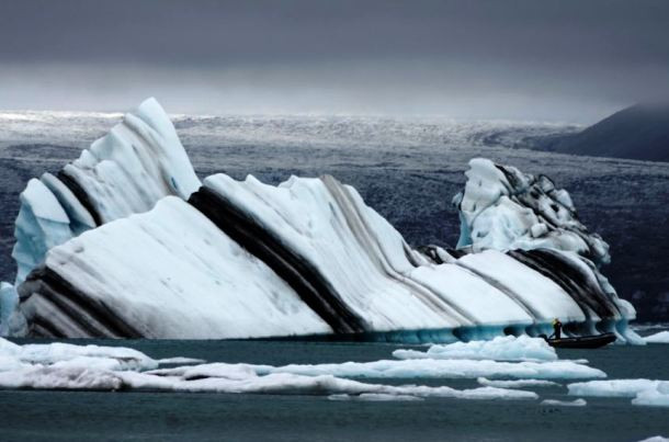 Hồ ở Iceland cũng là nơi có những tảng băng màu đen sọc kỳ lạ thu hút các nhiếp ảnh gia từ khắp nơi trên thế giới đến ghi hình.
