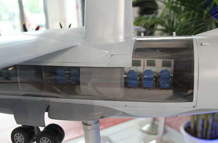 Cận cảnh phóng kiểm soát hệ thống radar và chỉ huy trên không với các màn hình màu ở mỗi vị trí ngồi của sĩ quan điều khiển.