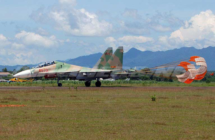 Về trang bị Không quân, trong đầu tháng 12, thực hiện hợp đồng cung cấp 12 máy bay Su-30MK2 cho Việt Nam ký tháng 8/2013, Nga đã bàn giao 2 chiếc Su-30MK2 đầu tiên, dự kiến sẽ có thêm 2 chiếc nữa được chuyển vào cuối tháng. Ngoài việc nhận Su-30MK2, cũng trong năm nay, Việt Nam đã nhận thủy phi cơ DHC-6 cuối cùng để trang bị cho Không quân Hải quân. Bên cạnh đó, đã có thông tin cho biết là có thể Việt Nam đã nhận được máy bay vận tải tiên tiến C-295M đầu tiên từ Airbus Military.