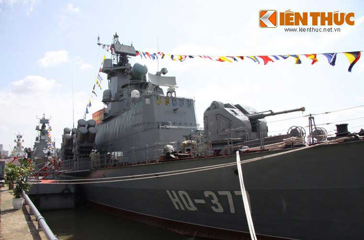 Cũng liên quan tới trang bị mới Hải quân, trong năm 2014, Hải quân Nhân dân Việt Nam liên tiếp nhận được các thế hệ tàu chiến mặt nước mới, hiện đại. Điển hình là việc nhận các tàu pháo cao tốc TT-400TP mang số hiệu HQ-274, HQ-275 (vào tháng 5 và tháng 9); nhận 2 tàu tên lửa Project 12418 Molniya HQ-377 và HQ-378 (ngày 27/6).