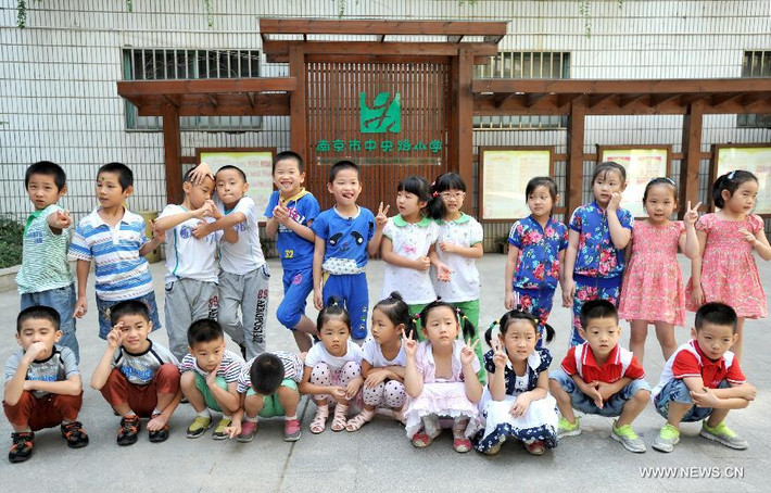 11 cặp song sinh học cùng trường tiểu học Đường Zhong Yang ở Nam Kinh, Giang Tô chụp ảnh kỷ niệm nhân ngày khai giảng 1/9.