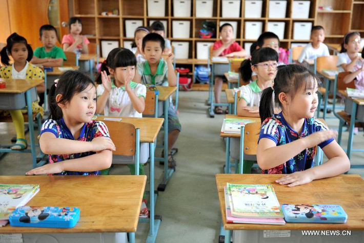 3 trong số 11 cặp song sinh - các tân học sinh - học cùng lớp 1 với nhau tại trường tiểu học Đường Zhong Yang ở Nam Kinh.