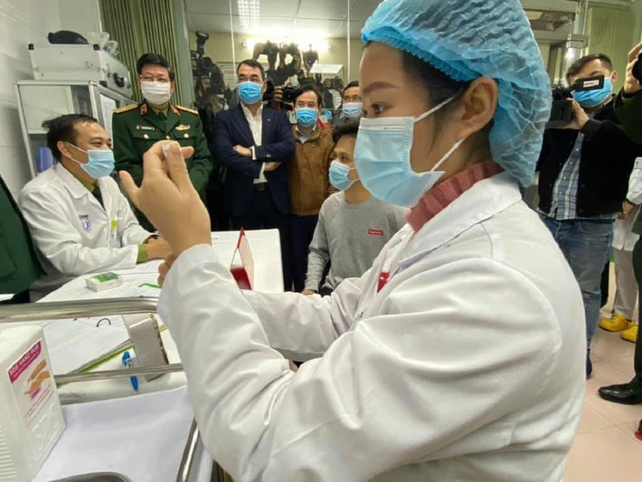 iáo sư Đỗ Quyết - Giám đốc Học viện Quân y, Chủ nhiệm của chương trình nghiên cứu thử nghiệm lâm sàng vaccine ngừa COVID-19, cho biết 3 tình nguyện viên được tiêm thử vaccine sáng nay có độ tuổi từ 18 đến 25 (năm sinh giao động từ 1998 đến 2006), là những người khoẻ mạnh, có sức khoẻ tốt, trong đó có 2 nam và 1 nữ.
