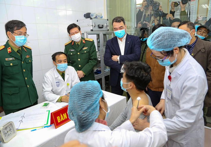 au khi tiêm thử nghiệm vaccine những người này sẽ được giám sát và kiểm tra sức khoẻ thường xuyên. Cùng với đó, những người được tiêm sẽ phải tuân thủ theo lối sống sinh hoạt được đặt ra, không được có lối sống không lành mạnh. Ông Quyết khẳng định quy trình nghiên cứu hiện nay tương đồng với quy trình nghiên cứu trên thế giới và tuân thủ theo quy trình chuẩn. Do vậy, trước và sau khi tiêm tình nguyện viên đều có biện pháp theo dõi, hệ thống cấp cứu bên cạnh.
