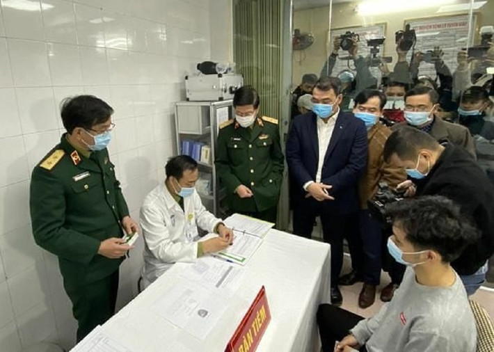 giai đoạn 1, Học viện Quân y tuyển chọn 60 người tình nguyện, chia ra làm 3 nhóm, mỗi nhóm tương ứng với liều từ thấp đến cao: 25mcg, 50mcg và 75mcg. Để an toàn cho người bệnh, cho các đối tượng tham gia, Học viện Quân Y chọn lựa liều từ thấp đến cao. Mỗi liều tiêm cách nhau 28 ngày.