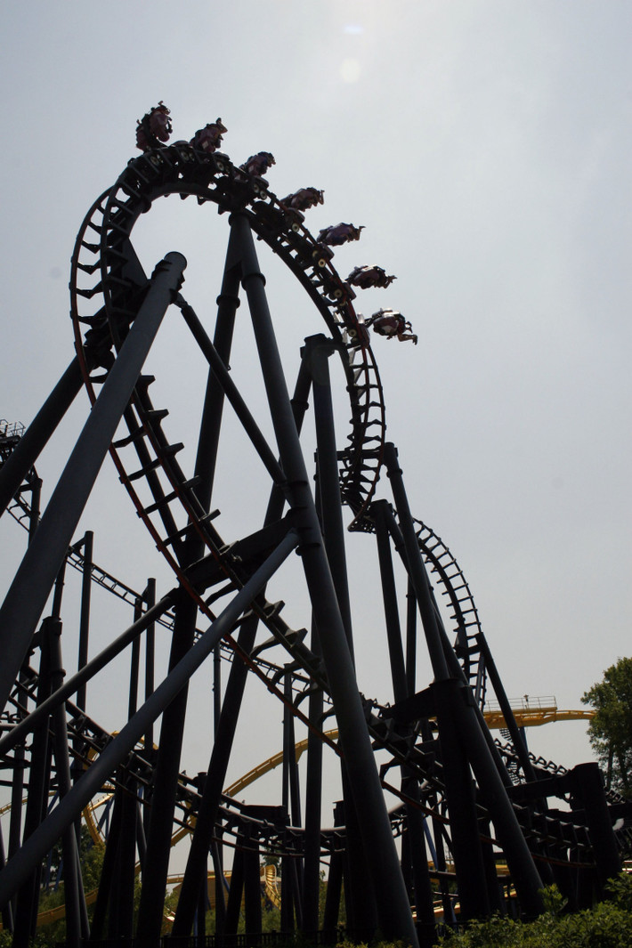 3. Công viên Six Flags Kentucky Kingdom tại Louisville, bang Kentucky - Tháp Superman Tower of Power tại công viên giải trí Six Flags Kentucky Kingdom là một địa điểm gây tai nạn rùng rợn. Trò chơi Superman sẽ nâng những hành khách lên độ cao khoảng 17 tầng và sau đó, thả họ rơi tự do một cách chóng mặt.