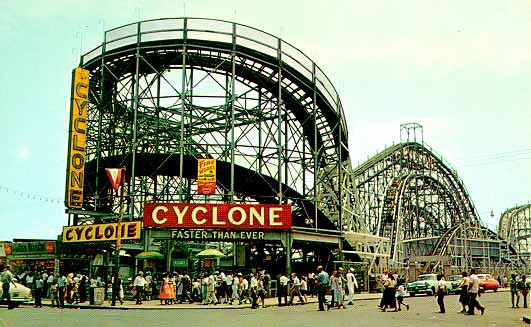 6. Tàu lượn Cyclone tại Coney Island, bang New York - Cyclone, một đường tàu lượn được làm bằng gỗ, được xây dựng vào năm 1927 và đã được đưa vào danh sách các địa điểm lịch sử của quốc gia. Chiếc tàu lượn ọp ẹp này có liên quan tới một số vụ tai nạn thương tâm.