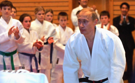 Trong chuyến thăm tới Hàn Quốc hôm nay (13/11), ông Putin vinh dự được Chủ tịch Liên đoàn Taekwondo Thế giới Chu Chun Wong trao tặng đai và bằng chứng nhận là võ sĩ Cửu đẳng huyền đai danh dự của môn võ này.