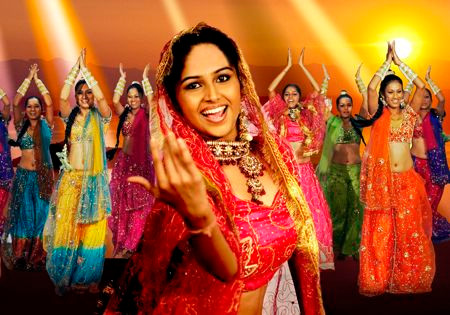 9. Tour tham quan phim trường Bollywood Nhiều công ty và trung tâm sản xuất phim ở Mumbai tổ chức các tour du lịch tham quan hậu trường của ngành kinh doanh mang lại nhiều lợi nhuận nhất ở Ấn Độ. Bollywood sản xuất khoảng 800 phim mỗi năm, nhiều gấp đôi số phim Hollywood sản xuất. Tham dự tour du lịch này, khách du lịch sẽ có cơ hội xem các buổi tập và được đứng cùng những ngôi sao phim ảnh nổi tiếng nhất Ấn Độ.