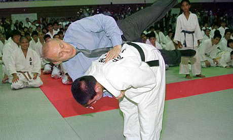 Tổng thống Putin so tài với một sinh viên môn võ Judo khi tới thăm Okinawa.