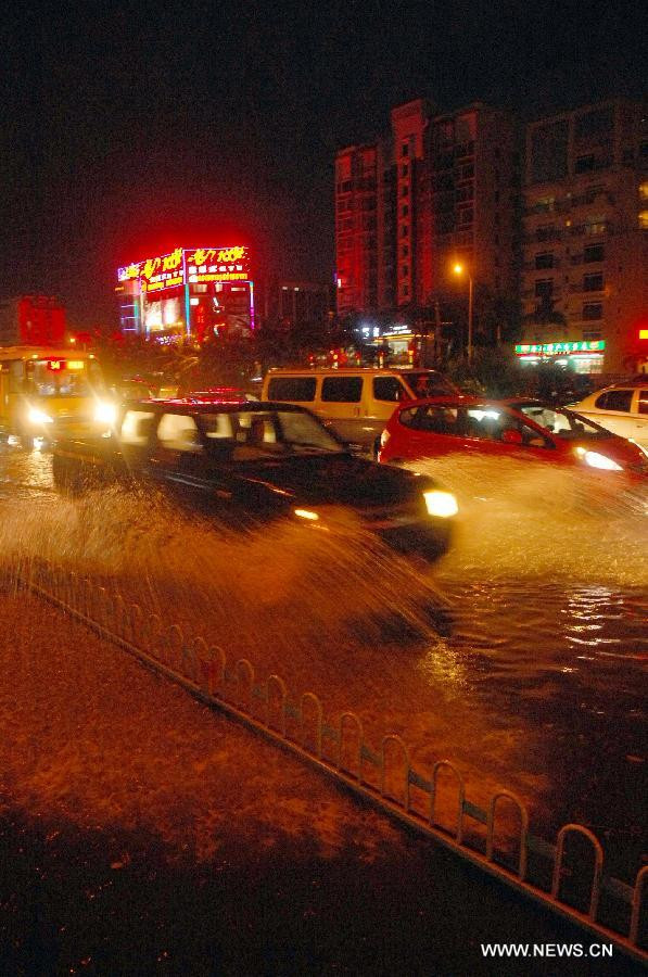 Đường phố thành phố Hải Khẩu, thủ phủ của tỉnh Hải Nam ngập lụt.