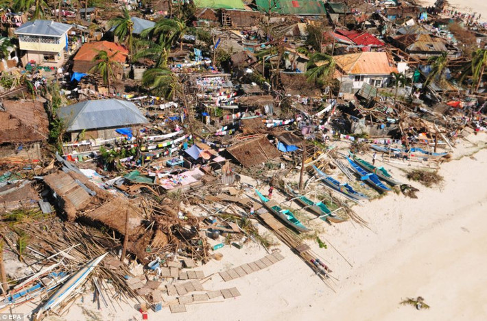Bão Nina tàn phá Philippines từ ngày 23/11 đến ngày 27/11/1987 làm chết 979 người. Trong ảnh, một khu vực ven biển ở Concepcion, tỉnh Iloilo bị siêu bão Haiyan tàn phá nặng nề.