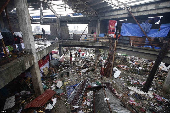 Siêu bão nhiệt đới Sendong (Washi) đổ bộ vào miền nam Philippines ngày 16/12/2011 gây ra cái chết cho 1.080 người. Các thành phố ven biển ảnh hưởng nặng nề nhất của Philippines là Cagayan de Oro và Iligan. Trong ảnh, cảnh tan hoang sau siêu bão Haiyan ở Philippines.